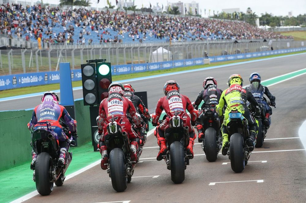 Pilotos saindo do pit lane