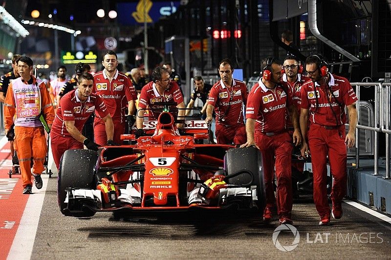 Mec&aacute;nicos de Ferrari con el Ferrari SF70H en pit lane