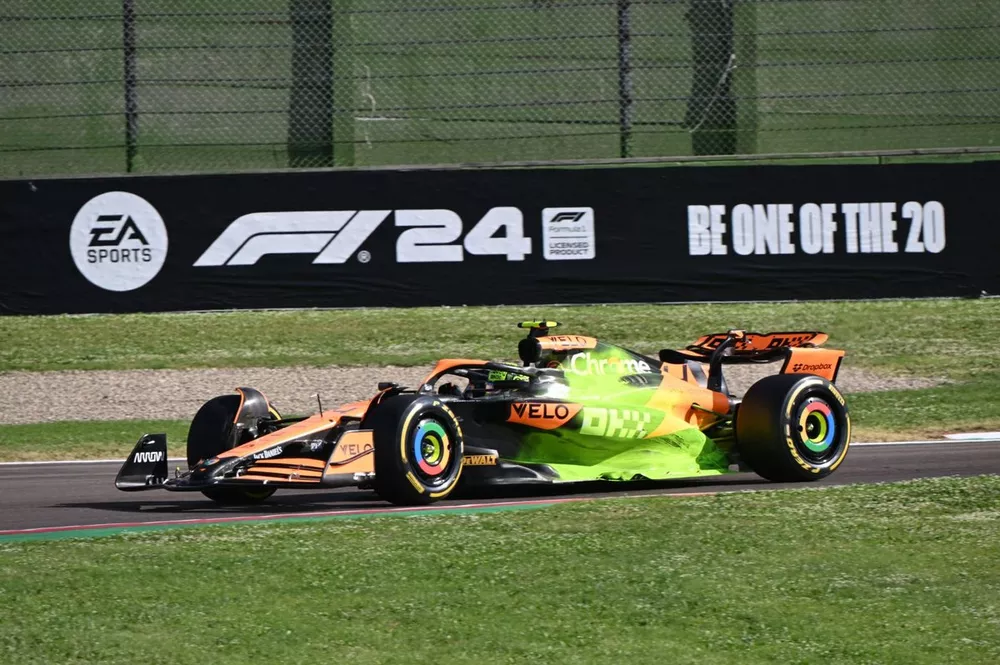 Lando Norris, McLaren MCL38, covered in flow-viz