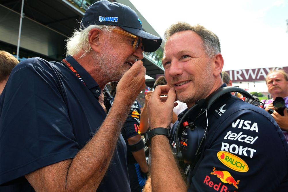 Flavio Briatore praat met Christian Horner, Team Principal, Red Bull Racing, op de startopstelling