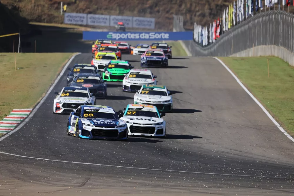 Largada da NASCAR Brasil em Potenza