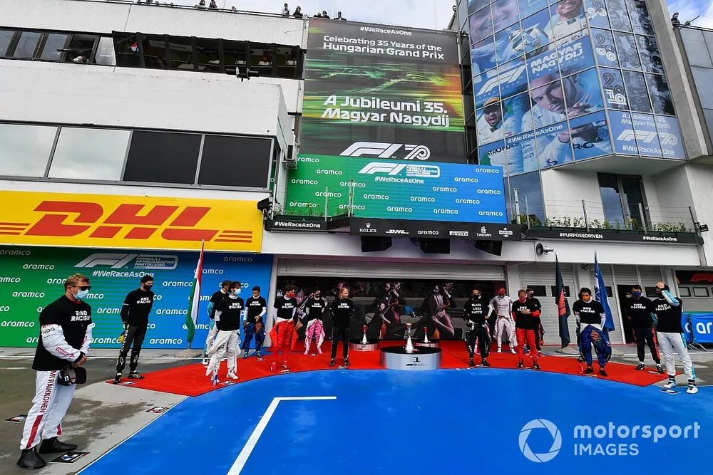 Los pilotos se arrodillan para mostrar su apoyo para acabar con el racismo, Kimi Raikkonen, Alfa Romeo, Daniel Ricciardo, Renault F1 Pierre Gasly, AlphaTauri, Daniil Kvyat, AlphaTauri, Sergio P&eacute;rez, Racing Point, Valtteri Bottas, Mercedes-AMG Petronas F1, Lewis Hamilton, Mercedes-AMG Petronas F1, Lance Stroll, Racing Point Sebastian Vettel, Ferrari, Max Verstappen, Red Bull Racing, Carlos Sainz Jr. , McLaren, Alex Albon, Red Bull Racing y Nicholas Latifi, Williams Racing 