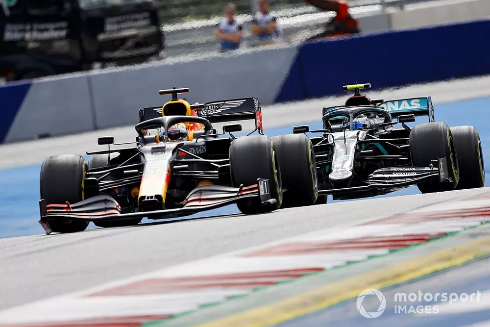 Max Verstappen, Red Bull Racing RB16, lvoor Valtteri Bottas, Mercedes F1 W11 EQ Performance