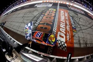 NASCAR Cup: Briscoe domina, segura Reddick no final e vence em Darlington