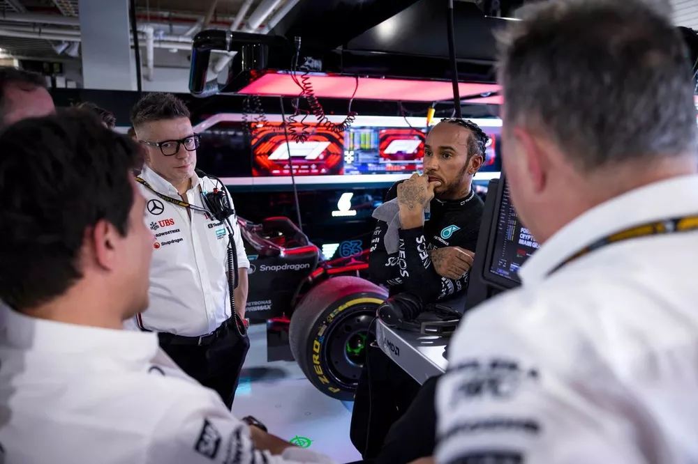 Lewis Hamilton, da Mercedes-AMG F1 Team, na garagem com Toto Wolff, chefe de equipe e CEO da Mercedes-AMG F1 Team, e Peter Bonnington, engenheiro de corrida s&ecirc;nior da Mercedes-AMG F1 Team 