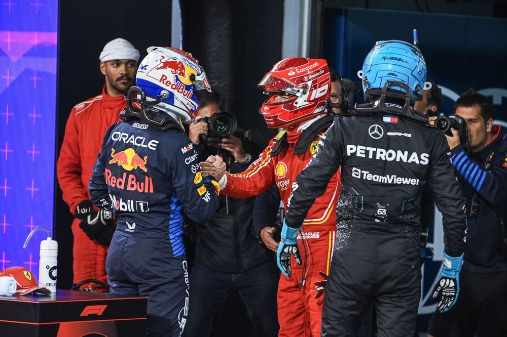 Ganador de la pole Max Verstappen, Red Bull Racing, es felicitado por Charles Leclerc, Ferrari SF-24, en el Parc Ferme tras la clasificación.