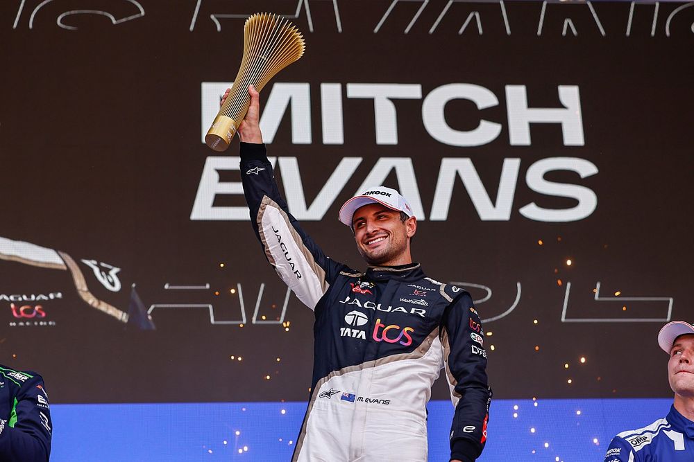 Mitch Evans, Jaguar Racing, 1ª posición, levanta su trofeo