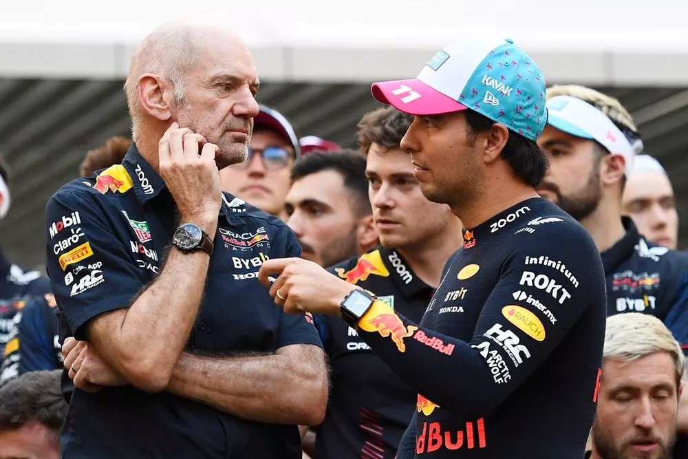 Adrian Newey, Director T&eacute;cnico de Red Bull Racing habla con el segundo clasificado Sergio P&eacute;rez, Bull Racing