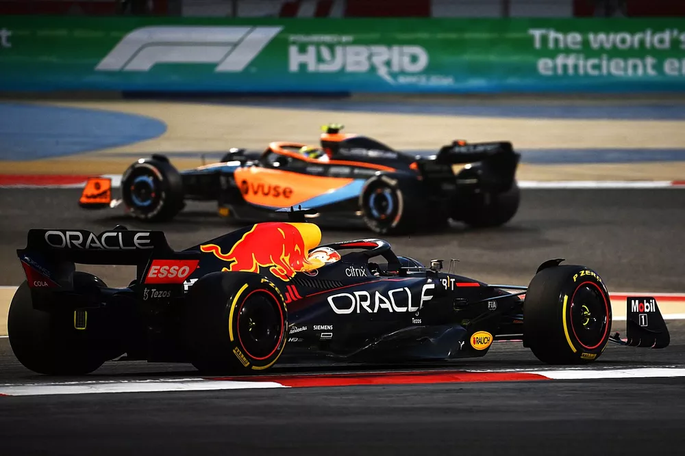 Lando Norris, McLaren MCL36, Max Verstappen, Red Bull Racing RB18