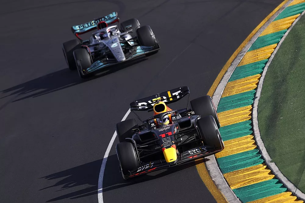 Sergio Perez, Red Bull Racing RB18, George Russell, Mercedes W13
