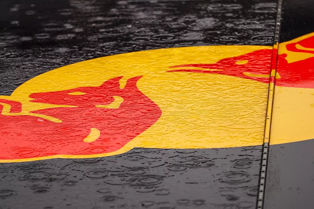 La lluvia se refleja en un logo de Red Bull