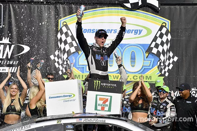 Race Winner Kevin Harvick, Stewart-Haas Racing