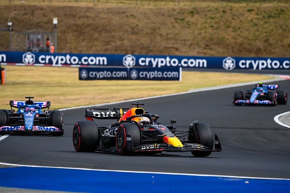 Max Verstappen, Red Bull Racing RB18, Fernando Alonso, Alpine A522, Esteban Ocon, Alpine A522