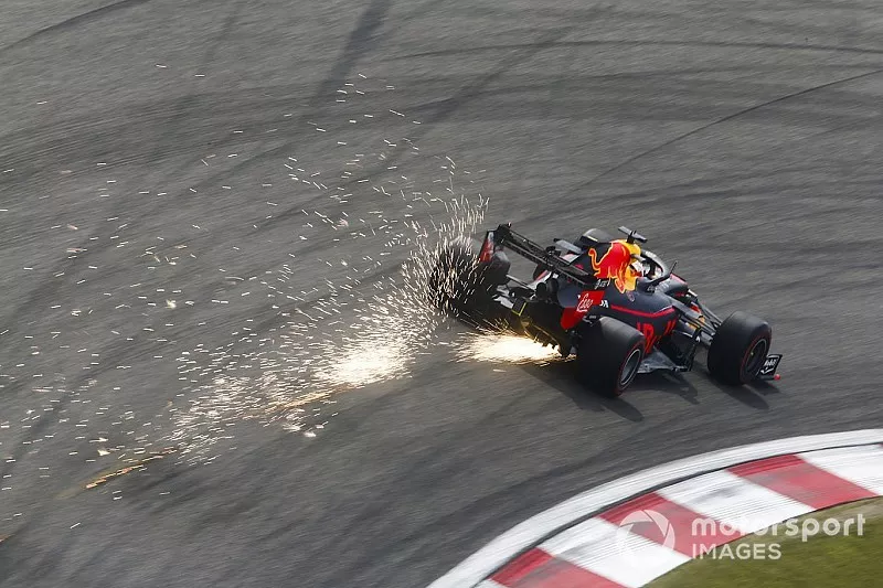 Vonken bij Max Verstappen, Red Bull Racing RB15