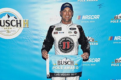 Kevin Harvick gana la pole en un final de locura en Las Vegas