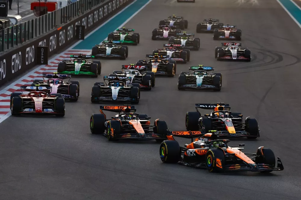 Lando Norris, McLaren MCL38, Oscar Piastri, McLaren MCL38, Max Verstappen, Red Bull Racing RB20, Carlos Sainz, Ferrari SF-24, Pierre Gasly, Alpine A524, y el resto en la salida