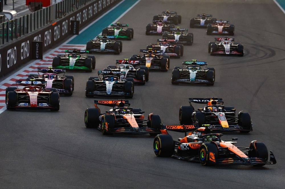 Lando Norris, McLaren MCL38, Oscar Piastri, McLaren MCL38, Max Verstappen, Red Bull Racing RB20, Carlos Sainz, Ferrari SF-24, Pierre Gasly, Alpine A524, the rest of the field at the start