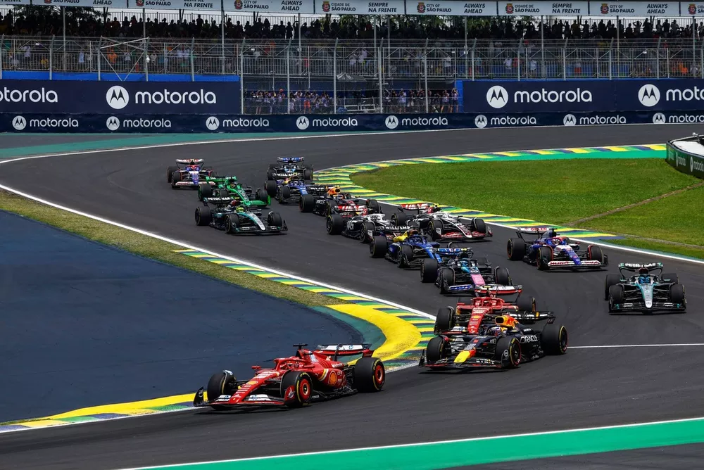 Charles Leclerc, Ferrari SF-24, Max Verstappen, Red Bull Racing RB20, Carlos Sainz, Ferrari SF-24, George Russell, Mercedes F1 W15, Pierre Gasly, Alpine A524, the remainder of the field at the start