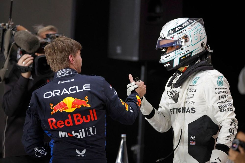 Max Verstappen, Red Bull Racing y George Russell, Mercedes-AMG F1 Team, se felicitan tras la clasificaci&oacute;n