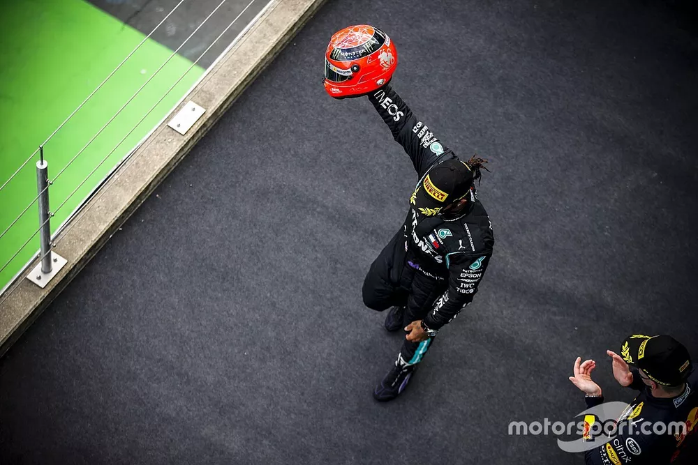 Lewis Hamilton, Mercedes-AMG Petronas F1, 1 &deg; posto, sul podio con il casco di Michael Schumacher