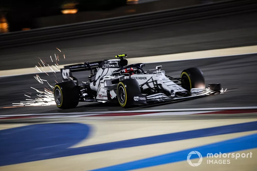 Scintille escono dalla vettura Pierre Gasly, AlphaTauri AT01