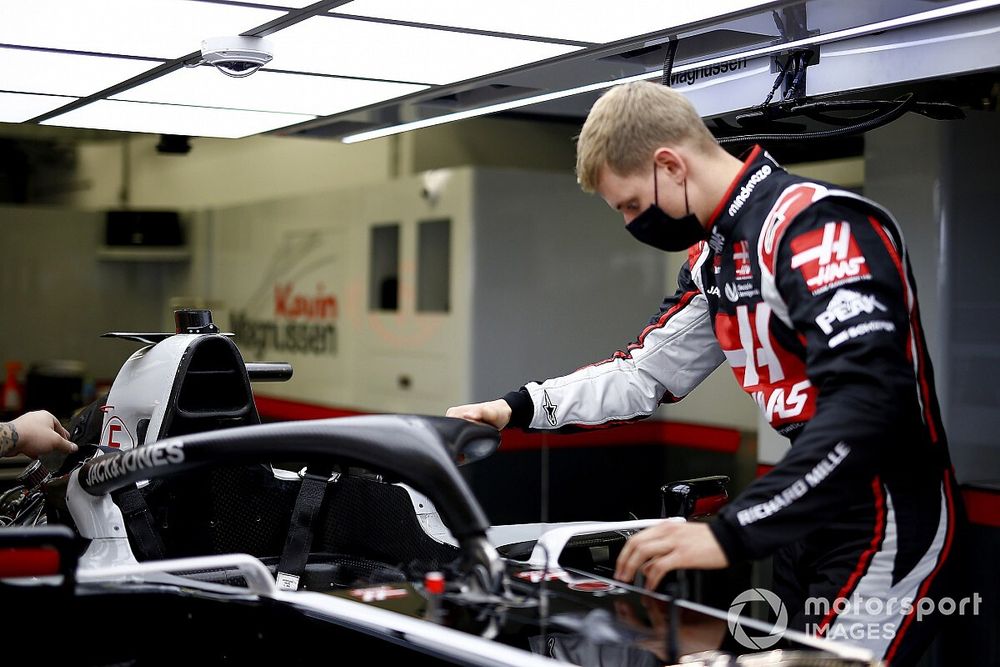 Mick Schumacher ajustando su asiento de Haas F1, Haas VF20