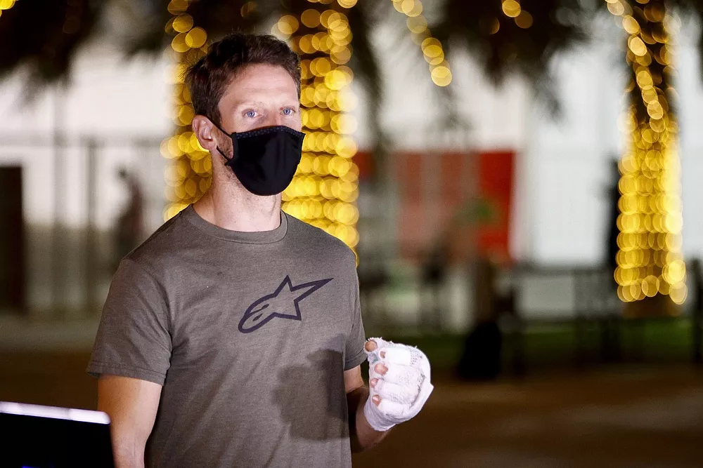 Romain Grosjean, Haas F1 returns to the paddock after his crash with his hand in a bandage