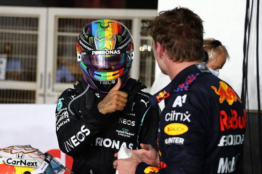 Lewis Hamilton, Mercedes, 1e plaats, en Max Verstappen, Red Bull Racing, 2e plaats, feliciteren elkaar in Parc Ferme