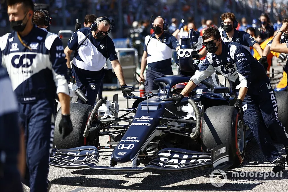 Yuki Tsunoda, AlphaTauri AT02, arrives on the grid