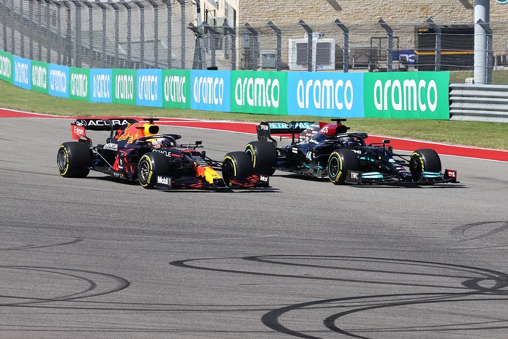 Max Verstappen, Red Bull Racing RB16B, lotta con Lewis Hamilton, Mercedes W12, alla partenza