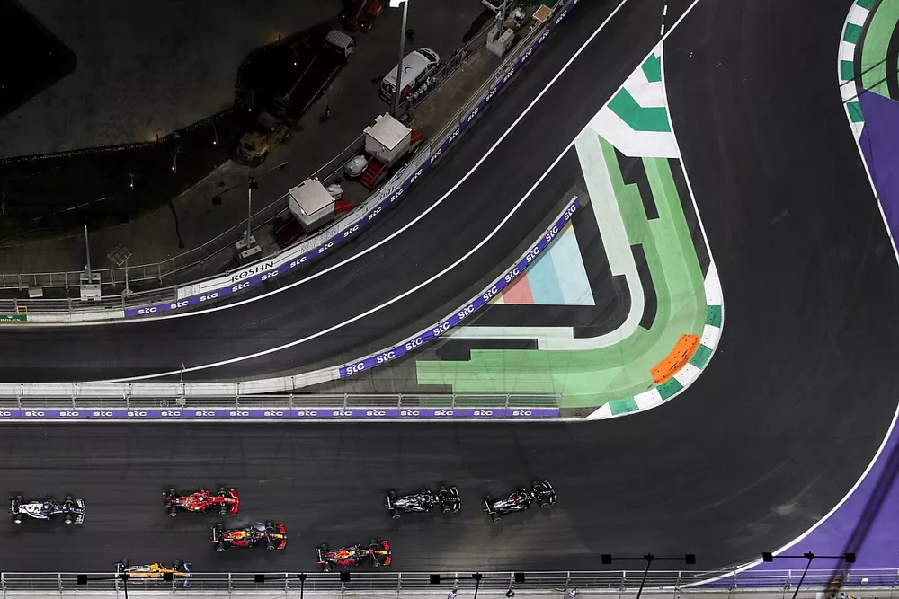 Lewis Hamilton, Mercedes W12, Valtteri Bottas, Mercedes W12, Max Verstappen, Red Bull Racing RB16B, Sergio P&eacute;rez, Red Bull Racing RB16B, Charles Leclerc, Ferrari SF21, y el resto de la parrilla al inicio