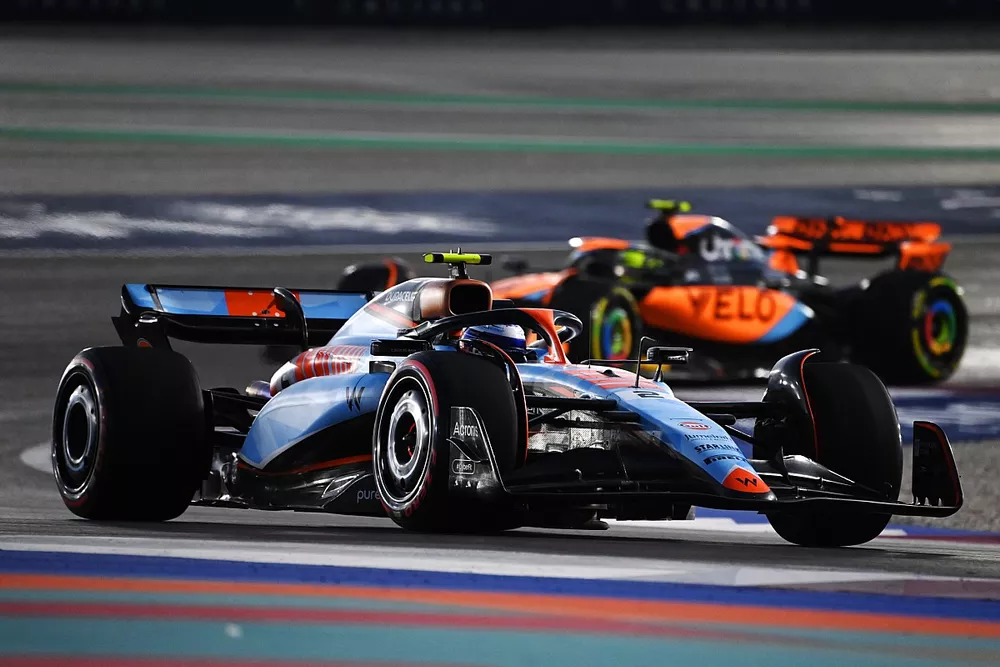 Logan Sargeant, Williams FW45, Lando Norris, McLaren MCL60