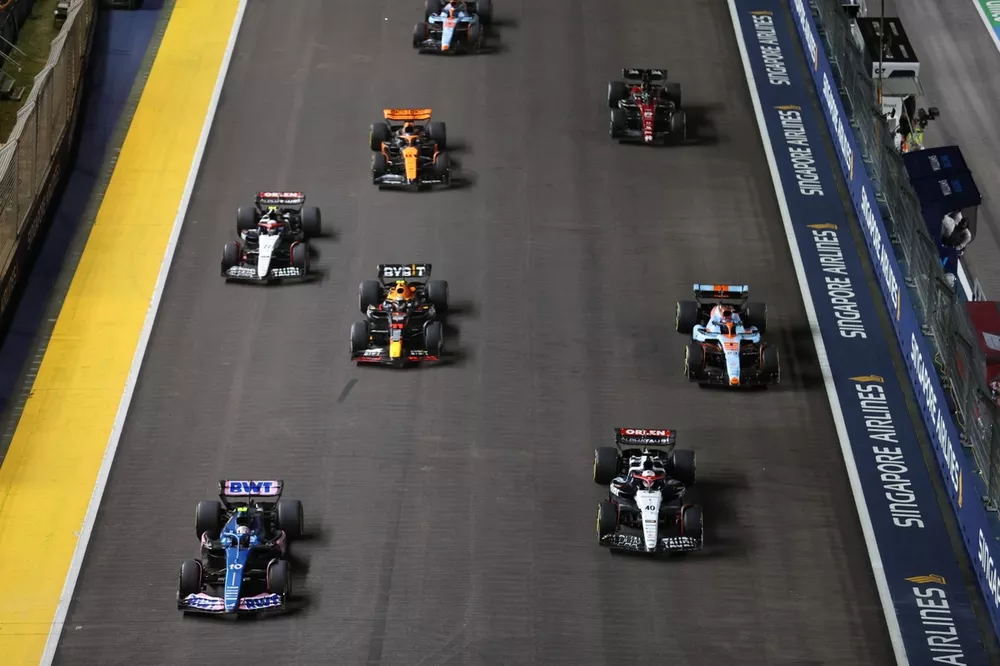 Pierre Gasly, Alpine A523, Liam Lawson, AlphaTauri AT04, Alex Albon, Williams FW45, Sergio Perez, Red Bull Racing RB19, Yuki Tsunoda, AlphaTauri AT04, Oscar Piastri, McLaren MCL60, Valtteri Bottas, Alfa Romeo C43, Logan Sargeant, Williams FW45, aan de start.