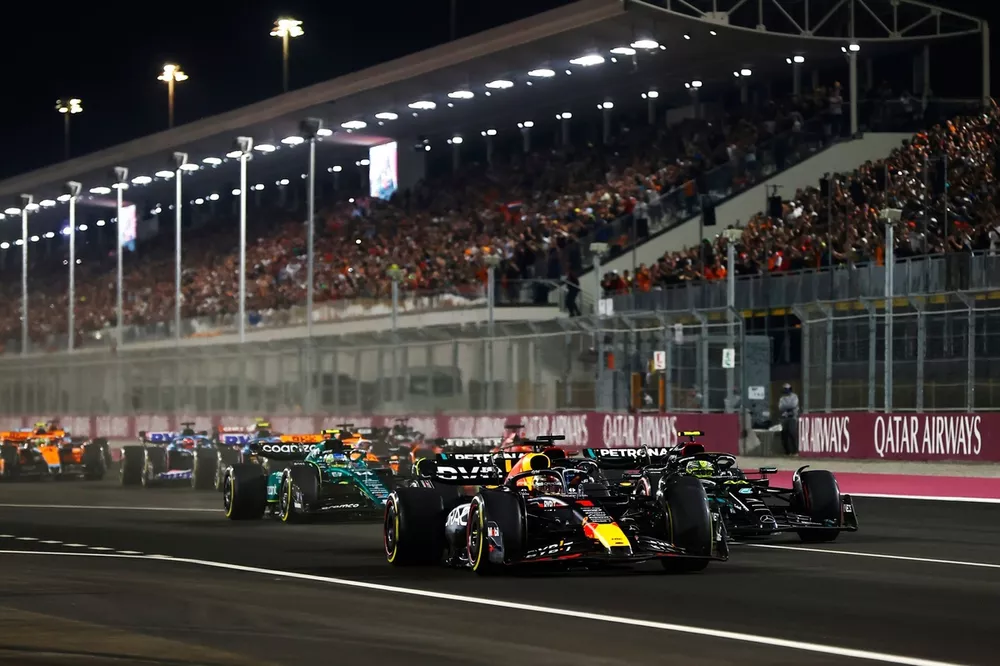 Max Verstappen, Red Bull Racing RB19, Lewis Hamilton, Mercedes F1 W14, Fernando Alonso, Aston Martin AMR23, Charles Leclerc, Ferrari SF-23, the rest of the field at the start