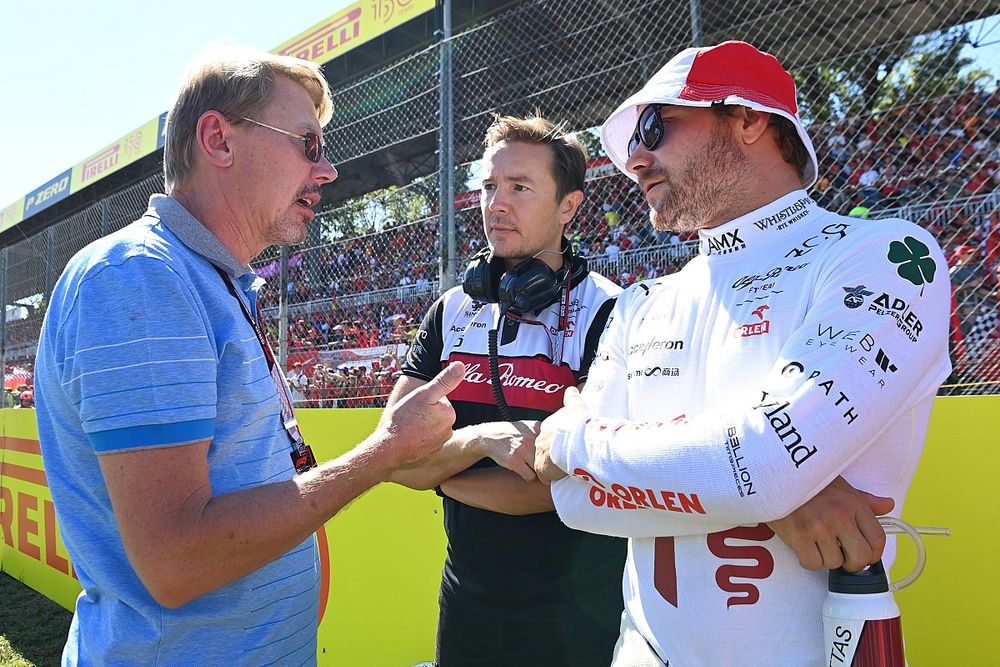 Valtteri Bottas, Alfa Romeo F1 Team, no grid com Mika Hakkinen