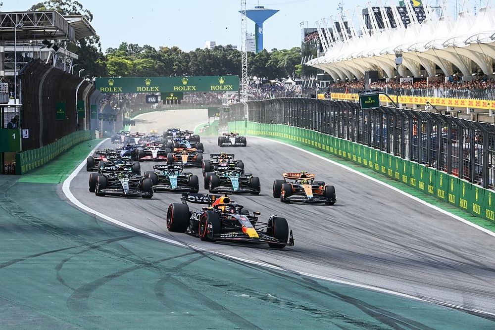 Max Verstappen, Red Bull Racing RB19, Lando Norris, McLaren MCL60, Lewis Hamilton, Mercedes F1 W14, Fernando Alonso, Aston Martin AMR23, Lance Stroll, Aston Martin AMR23, the rest of the field as a crash unfolds between Kevin Magnussen, Haas VF-23, Alex Albon, Williams FW45