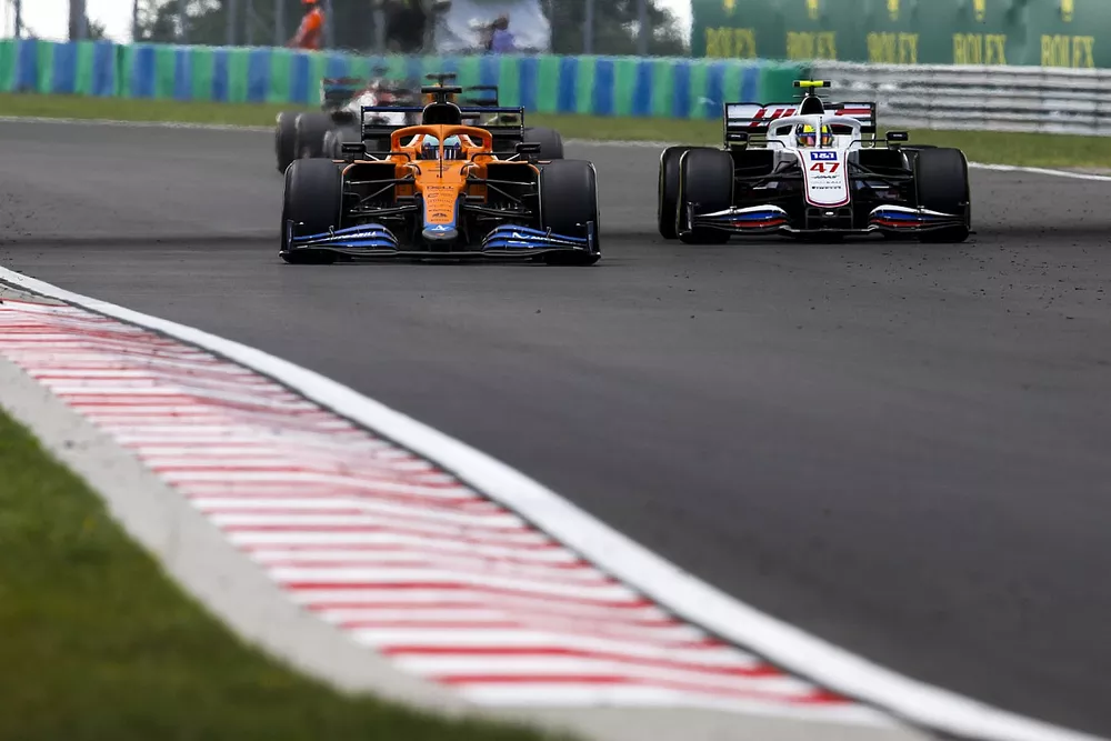 Daniel Ricciardo, McLaren MCL35M, Mick Schumacher, Haas VF-21