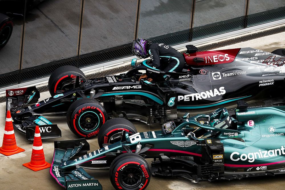 Lewis Hamilton, de Mercedes, llega al Parc Ferme tras la clasificación