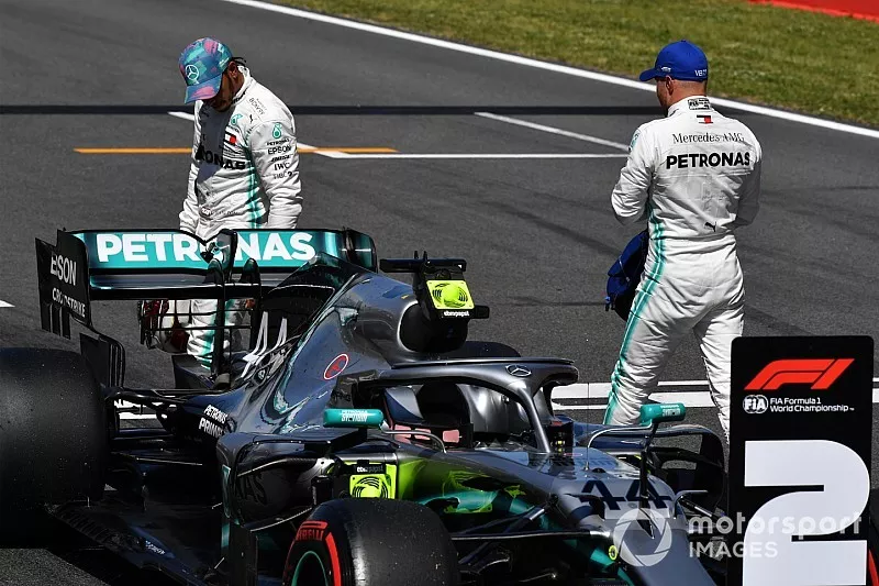 Lewis Hamilton, Mercedes AMG F1, y el ganador de la pole Valtteri Bottas, Mercedes AMG F1
