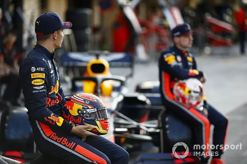 Max Verstappen, Red Bull Racing, en Alexander Albon, Red Bull Racing, tijdens de groepsfoto
