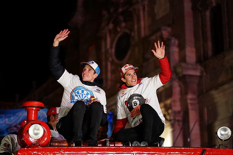 Marc M&aacute;rquez y su hermano &Aacute;lex celebran sus t&iacute;tulos de campeones 2019 en Cervera