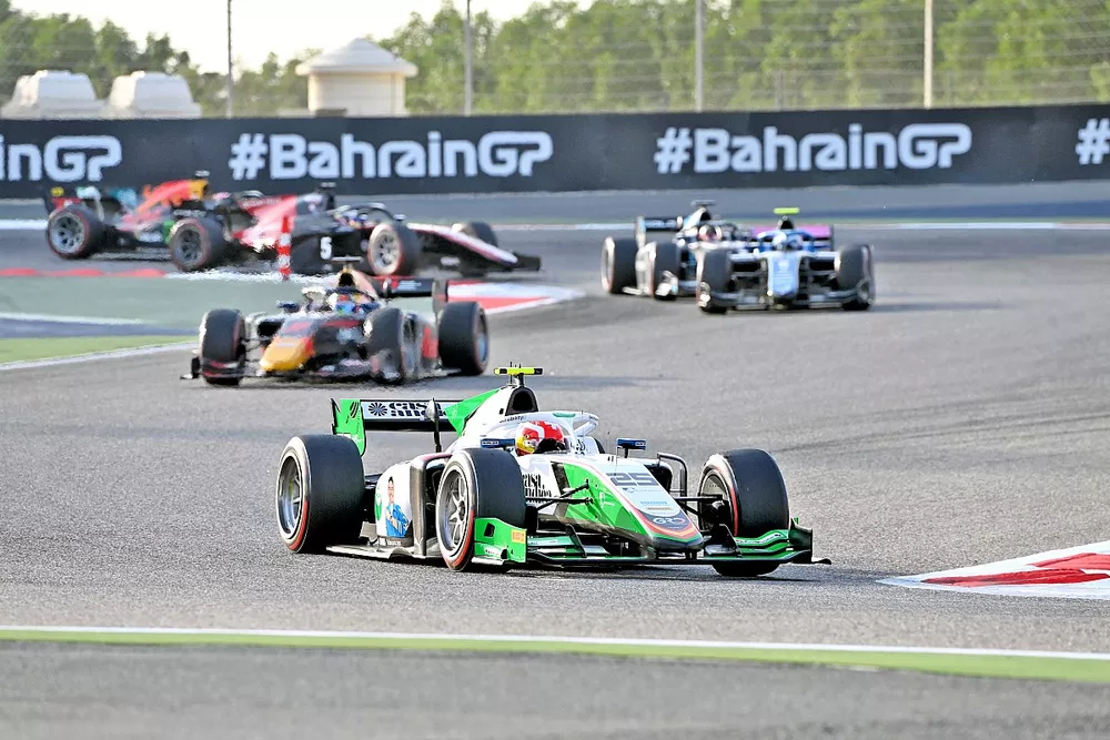 Ralph Boschung, Campos Racing, leads Ayumu Iwasa, DAMS and Victor Martins, ART Grand Prix