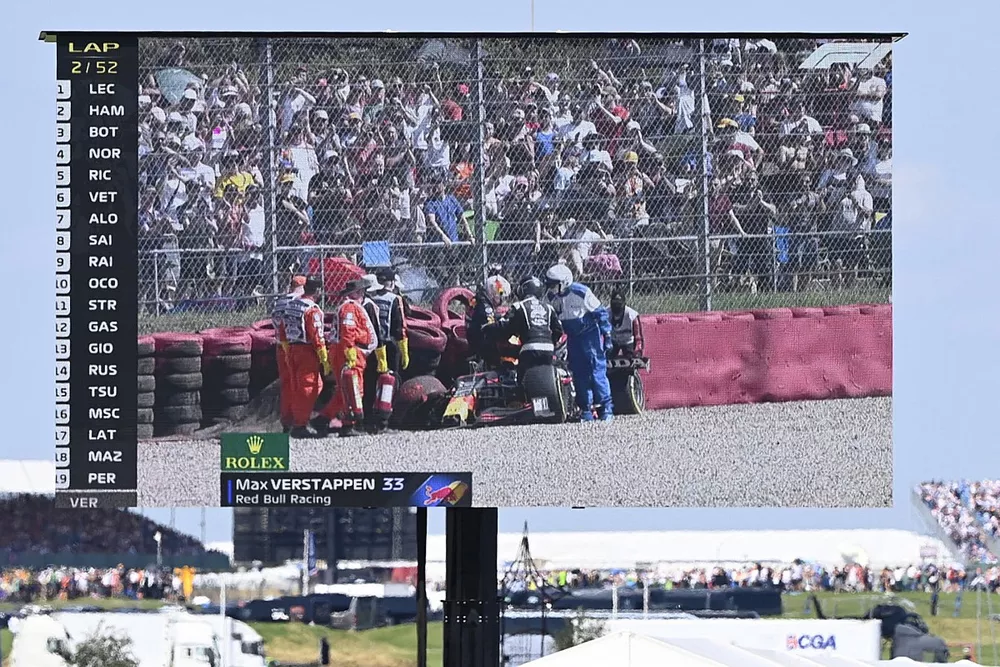 Max Verstappen, Red Bull Racing RB16B, s'extrait de sa voiture endommagée après son accident dans le premier tour