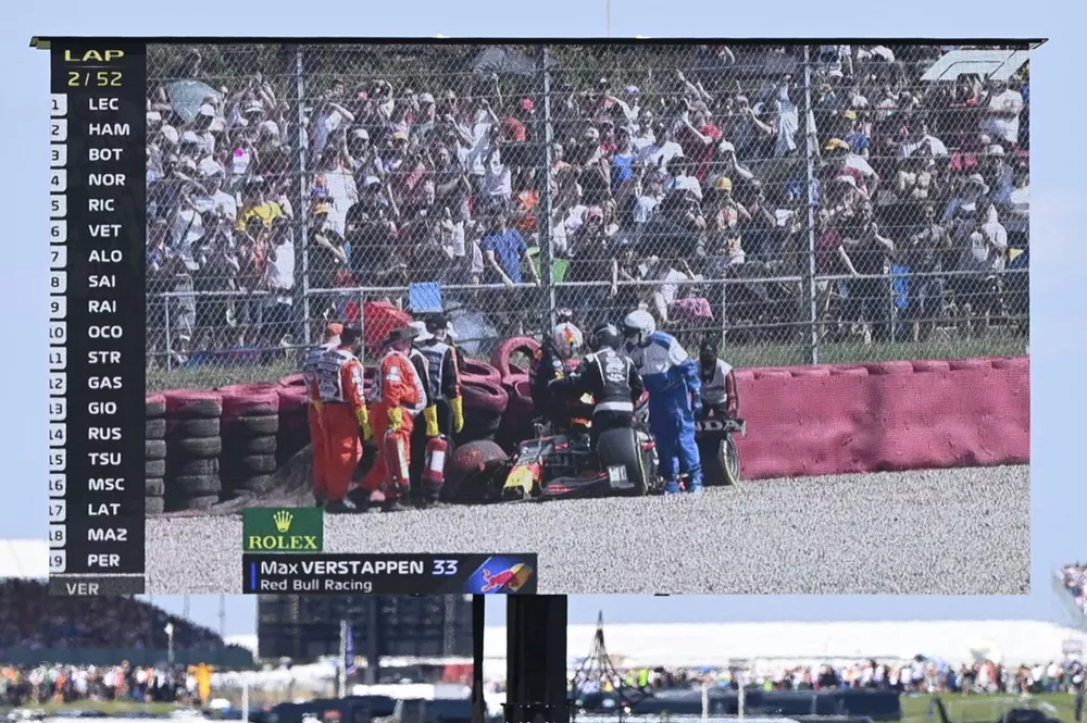 Max Verstappen, Red Bull Racing RB16B, s'extrait de sa voiture endommag&eacute;e apr&egrave;s son accident dans le premier tour