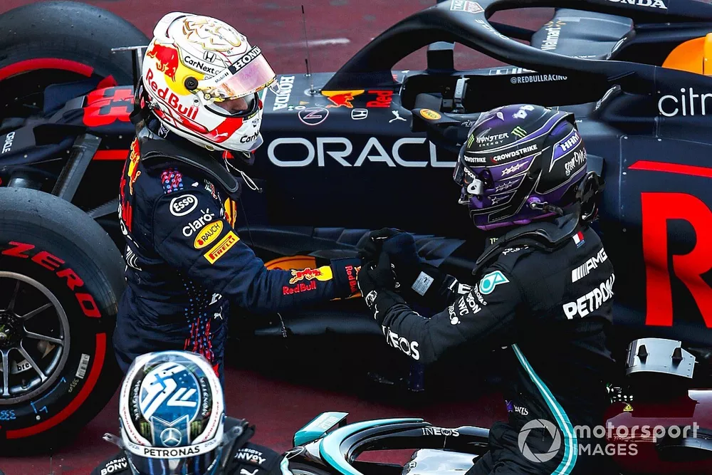 Max Verstappen, Red Bull Racing, felicita al poleman Lewis Hamilton, Mercedes, en el Parc Ferme 