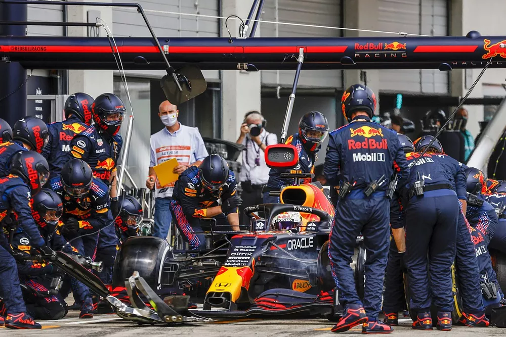 Max Verstappen, Red Bull Racing RB16B, pit stop