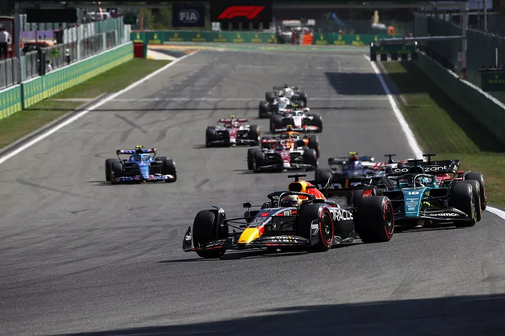 Max Verstappen, Red Bull Racing RB18, Lance Stroll, Aston Martin AMR22, Charles Leclerc, Ferrari F1-75