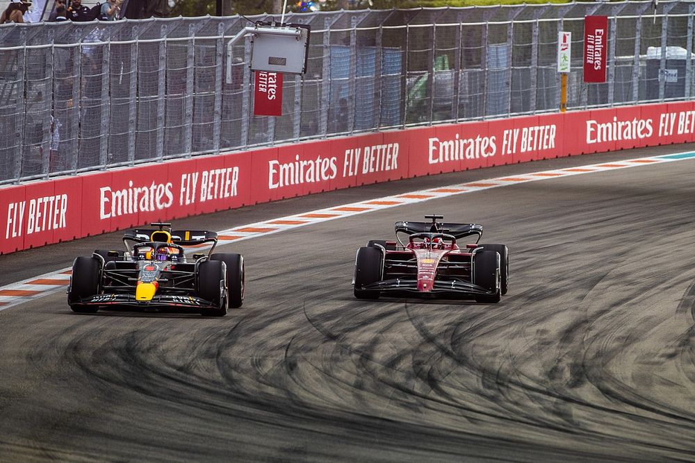 Max Verstappen, Red Bull Racing RB18, Charles Leclerc, Ferrari F1-75