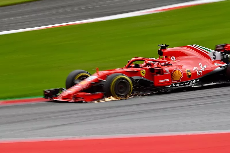 Sebastian Vettel, Ferrari SF71H, solleva scintille