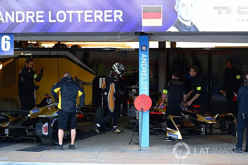 Andre Lotterer, Techeetah, makes a pit stop